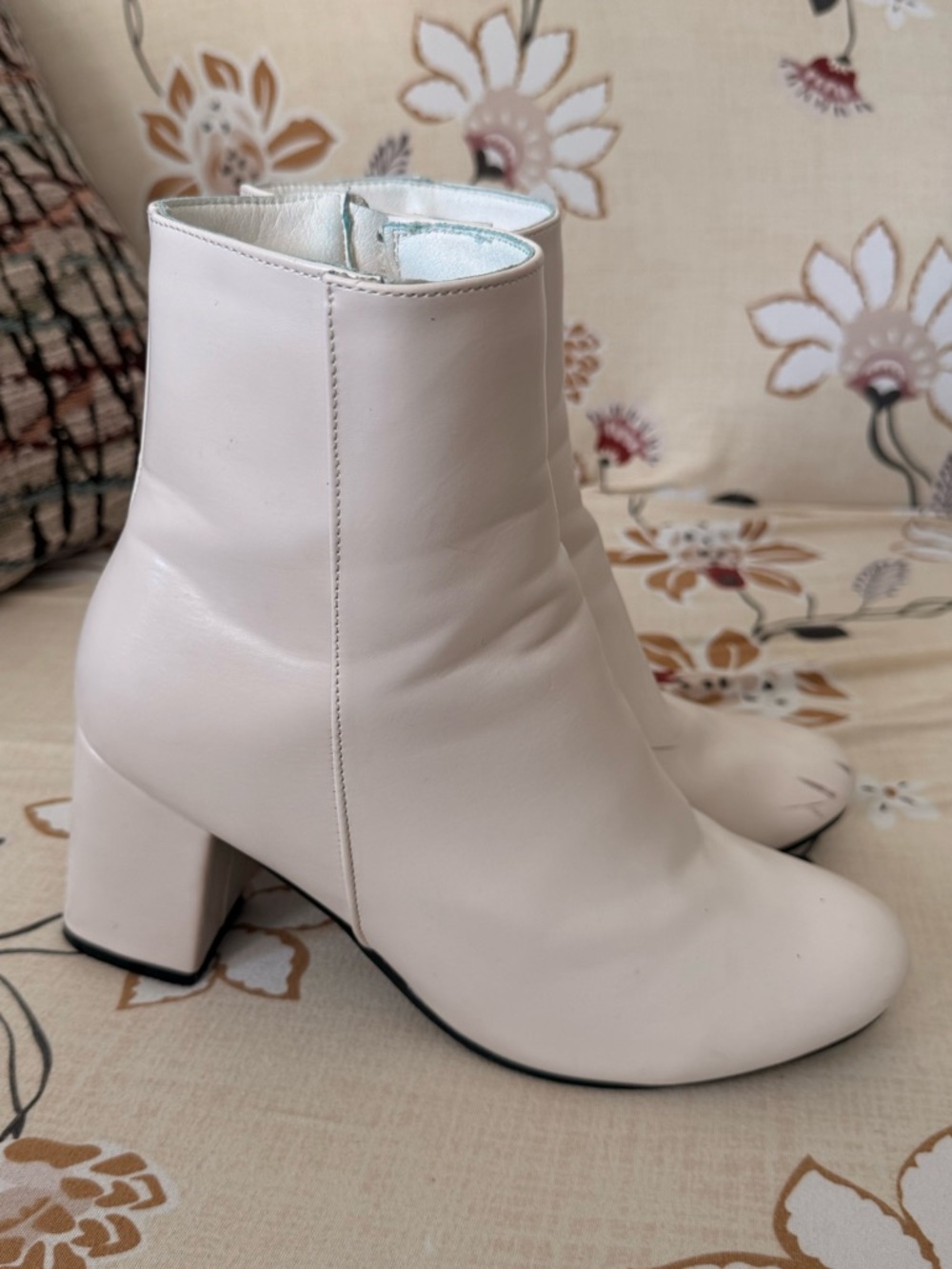 Charlotte Russe Light Cream Block Heel Ankle Boots size 9
